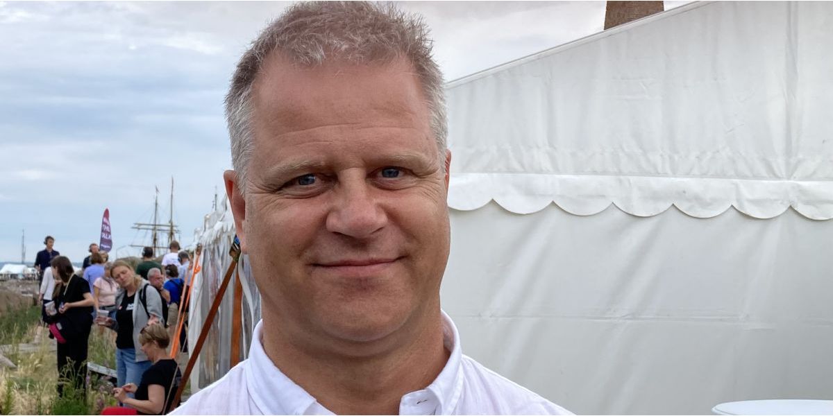 Det kan være en god idé i byrådet at tale om, hvad holdningen er lokalt til modtagelse af goder. Det anbefaler Eik Møller, som er formand for Kommunaldirektørforeningen.