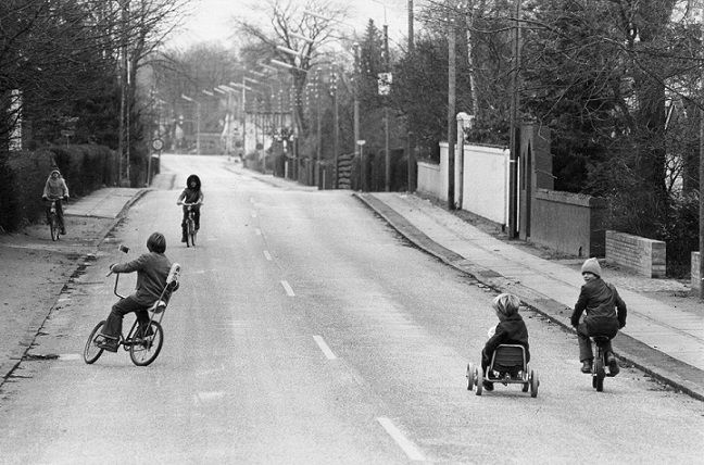 Der var landsdækkende bilfrie søndage i begyndelsen af 1970'erne. Her ses en bilfri søndag under oliekrisen, 1973 - børn der leger på Vedbæk Strandvej.