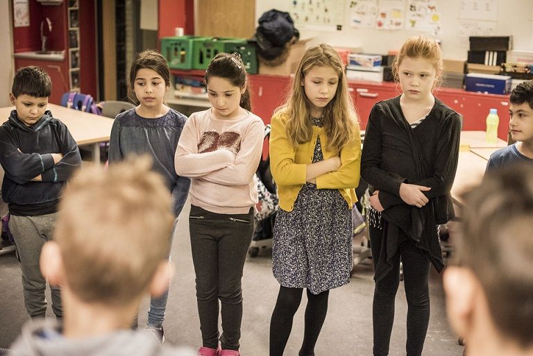 En ny undersøgelse viser, at forældre til børn i folkeskolen er bekymrede over støj og uro i klasserne.