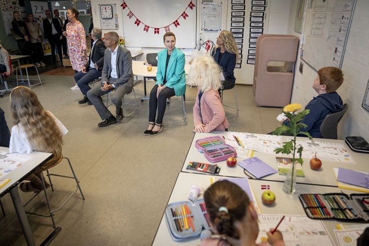 Statsminister Mette Frederiksen (S) har de seneste måneder fokuseret på skærmtid blandt børn og unge. Torsdag gæstede hun Søndersøskolen i Værløse.
