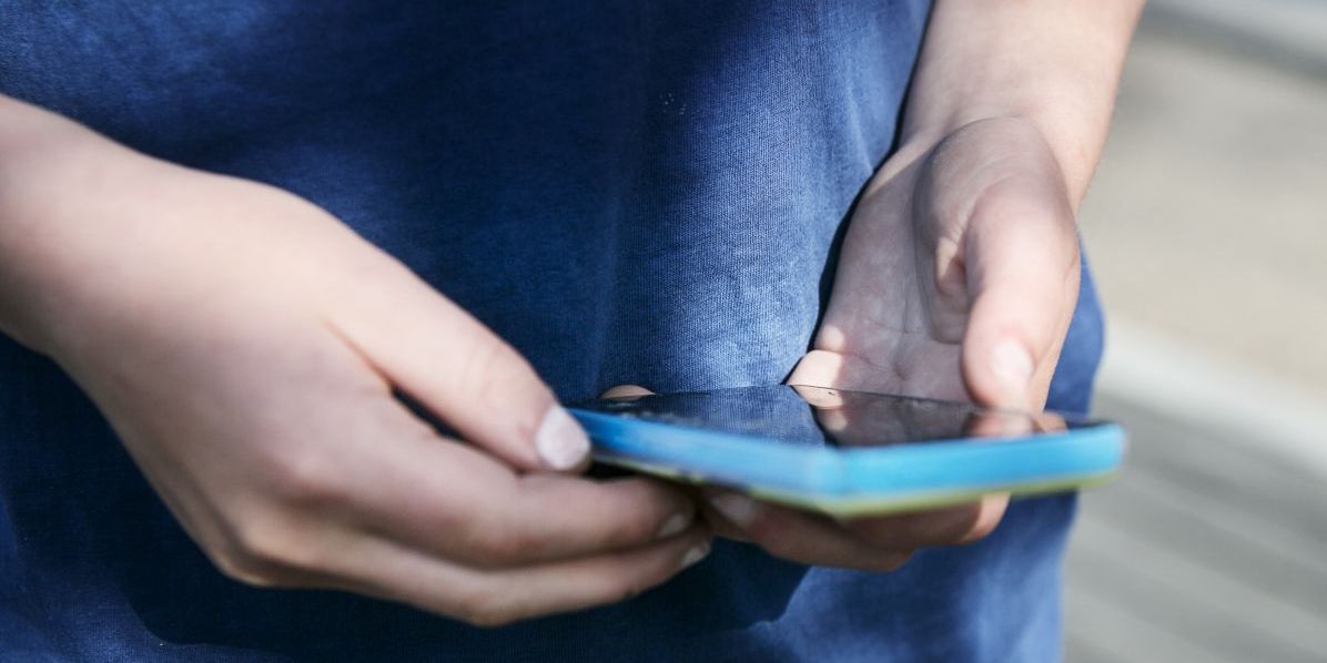 Børnene i Svendborg Juniorklub stoppede med at dukke op, da pædagogerne indførte forbud mod mobiltelefoner. Nu har børnene en halv times skærmtid.
