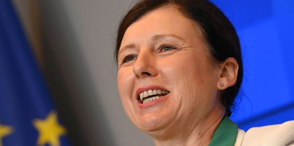 Vi ønsker at gøre det lettere at rejse for personer med handicap, og EU-handicapkortet og det forbedrede EU-parkeringskort bør fjerne nogle af hindringerne for disse borgere, siger næstformand i kommissionen med ansvar for værdier og gennemsigtighed Vera Jourová.