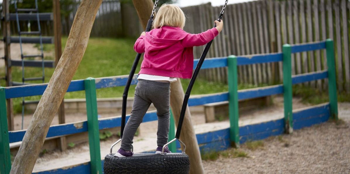Når loven om minimumsnormeringer træder i kraft 1. januar, er der ikke længere noget at spare for kommunerne ved at rykke børn fra vuggestue til børnehave, før de fylder tre år.
