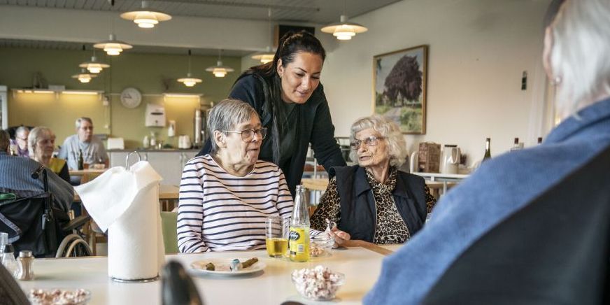 I nogle kommuner bliver de nødt til at skære i rengøringen til de ældre, andre steder går kommunernes pressede økonomi ud over aktivitetstilbuddene til de ældre.