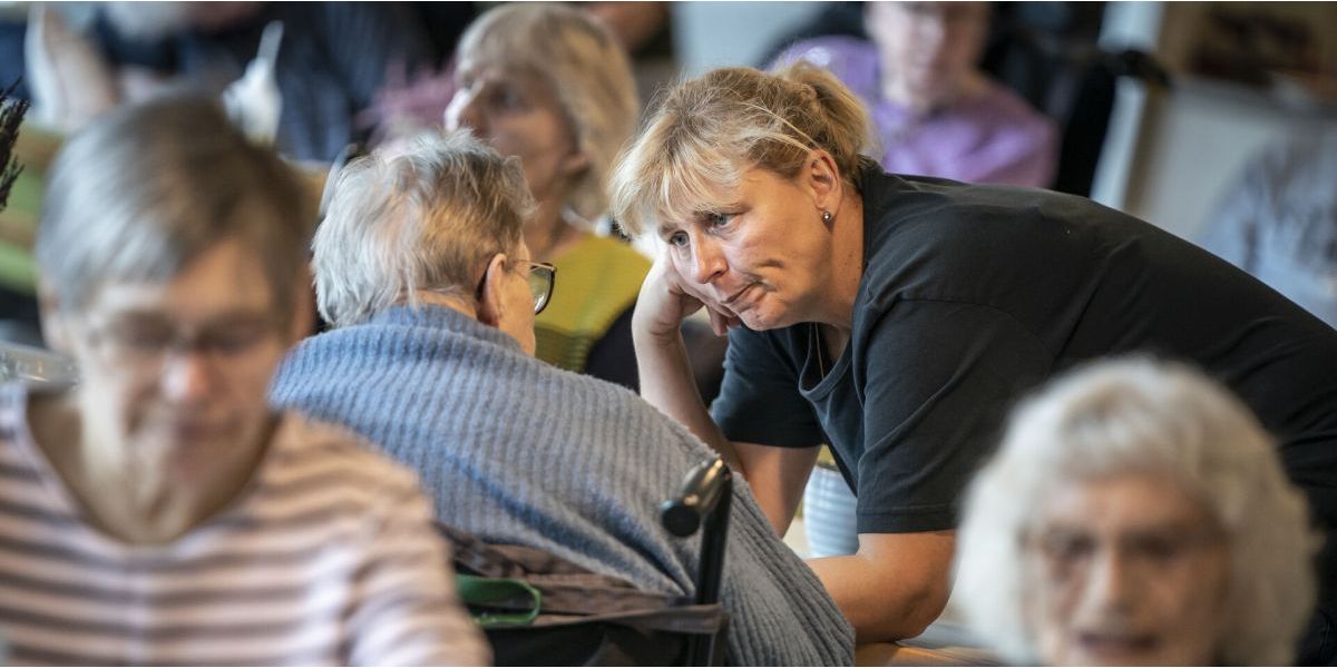 Ny teknologisk udvikling skal være med til at sikre flere hænder i ældreplejen.