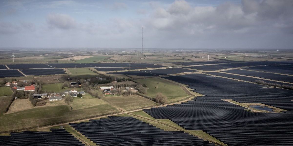 Solcelleanlæg på 340 hektar omkranser landsbyen Hjolderup vest for Aabenraa. Kommunen melder om "massiv" interesse for at etablere solcelleparker.