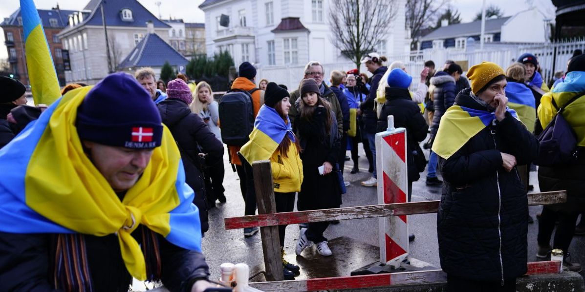 Københavnerne og hovedparten af danskerne viser meget gerne deres opbakning til Ukraine som her ved en demonstration foran den russiske ambassade i København. Men juraen sætter grænser for byråds udfoldelse af solidaritet.