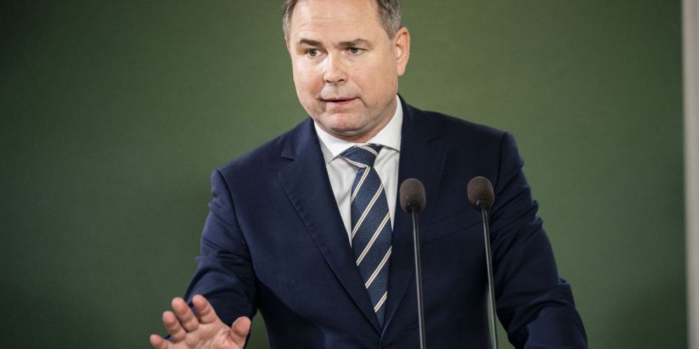 Det interessante er, at Wammen genbekræfter økonomiaftalen - og derigennem blåstempler besparelser på blandt andet det specialiserede socialområde. Det er her, skoen trykker.