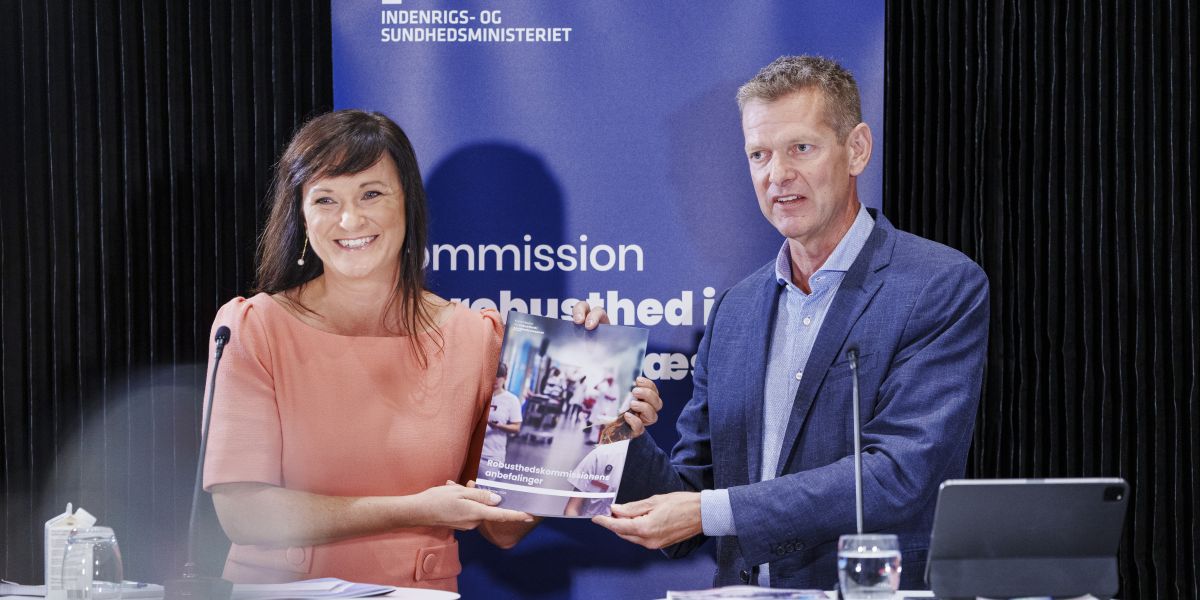 Indenrigs- og Sundhedsminister Sophie Løhde (V) sammen med Søren Brostrøm, formand for kommissionen, til præsentation af den nye rapport fra Robusthedskommissionen.