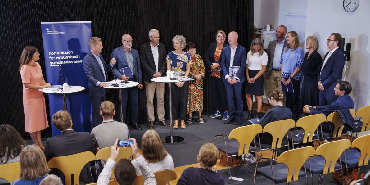 Formand for Robusthedskommissionen Søren Brostrøm fremlagde i dag mandag kommissionens rapport sammen med de øvrige medlemmer af kommissionen. Flere skal op i tid, og der skal være en bedre prioritering, er nogle af anbefalingerne.