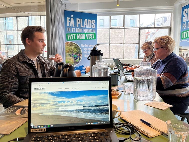 Siden januar har Eksilvestjyder en gang om måneden haft pop-up-kontor i Aarhus, hvor Ringkøbing-Skjern Erhvervsråds erhvervskonsulenter er med. Her matches de studerende med kommunens virksomheder, hvis de mangler en praktikplads eller en virksomhed til en bachelor- og eller kandidatopgave.