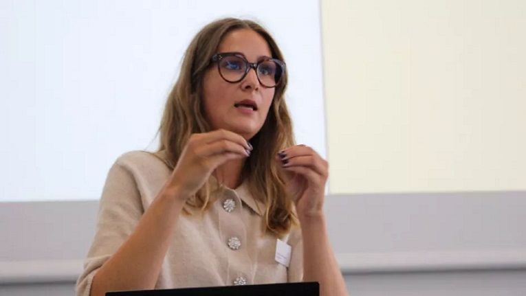 Senioranalytiker Emmy Hjort Enemark Topholm samler op på foreløbige erfaringer i forhold til faste og selvstyrende teams i kommunernes ældrepleje.
