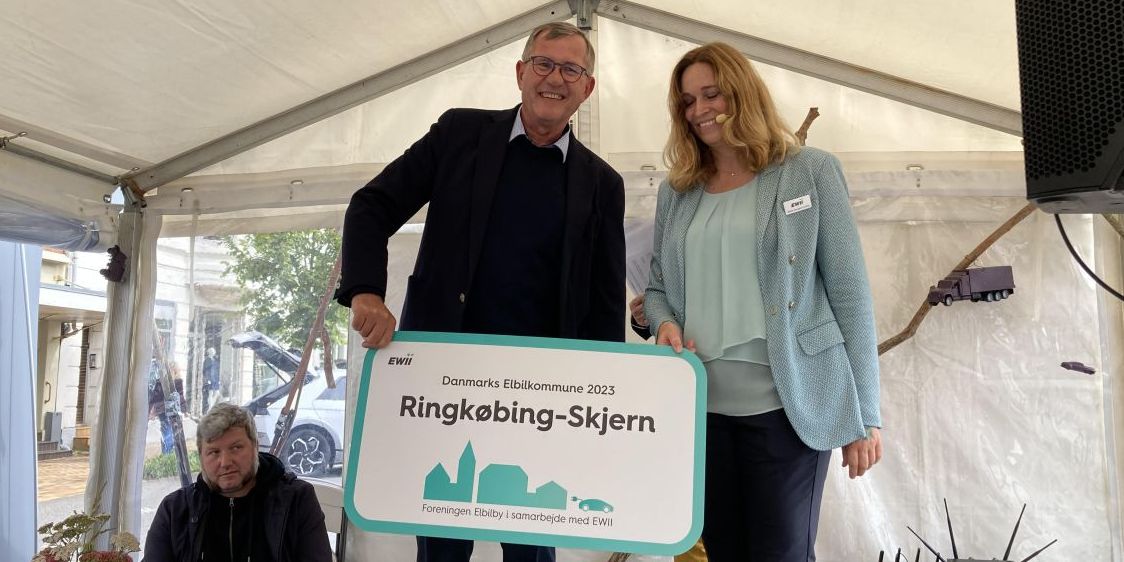 Hans Østergaard, borgmester i Ringkøbing-Skjern Kommune, var stolt over at modtage et nyt 'kommuneskilt'. Skiltet blev overrakt af direktør for marketing og kommunikation i EWII Koncernen, Mette Daugård Hultén.
