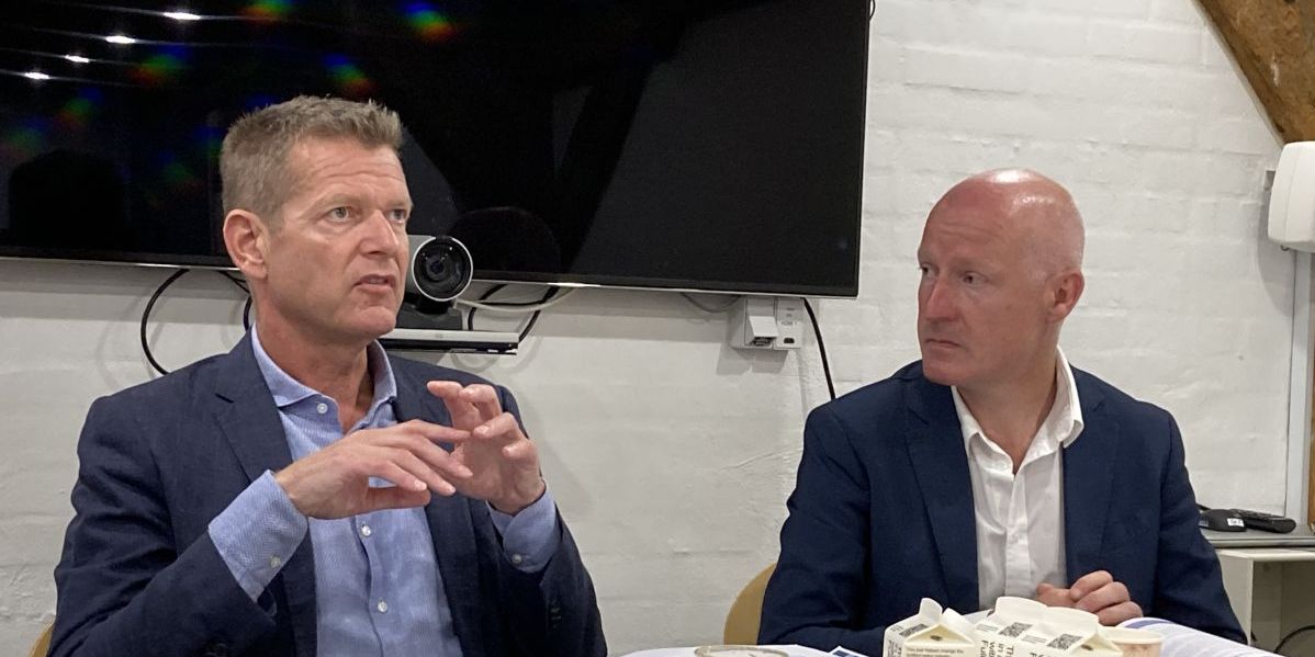 Søren Brostrøm, formand for Robustheds-kommissionen og tidligere direktør i Sundhedsstyrelsen, (t.v.) og Michael Bech (medlem af kommissionen og professor i sundhedsøkonomi på SDU) giver her en teknisk briefing om Robustheds-kommissionens arbejde og anbefalinger.