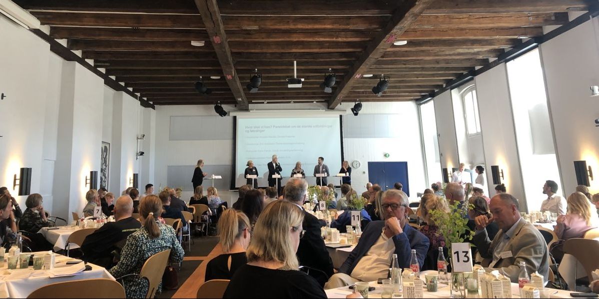 Politikere, arbejdsmarkedets parter, patientforeninger og kommuner var fredag samlet til stormødet om sygedagpengesystemet.