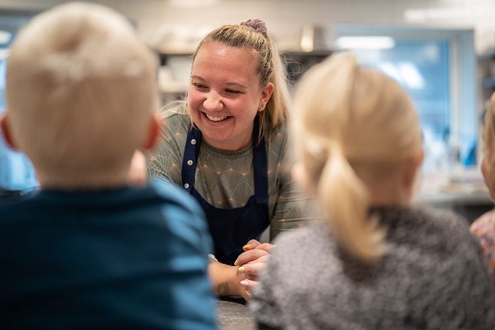 Kost og Ernæringsforbundet og FOA mener, at dagtilbudsloven skal ændres. Madordninger bidrager ikke med trivsel og sundhed, ligesom madvalg giver ansatte i køkkenerne nogle urimeligt barske ansættelsesvilkår.