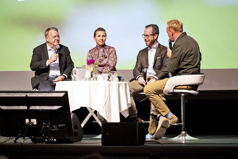 Regeringstoppen er i øjeblikket på bustur gennem landet. Her er Mette Frederiksen, Lars Løkke Rasmussen og Jakob Ellemann-Jensen i samtale med Anders Breinholt i Ringsted Kongrescenter i går torsdag.