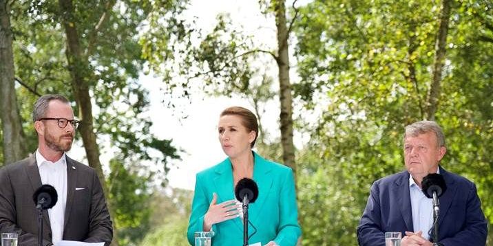 Da regeringen offentliggjorde den såkaldte "hjælpenede hånd" til kommunerne på 650 millioner stillede statsministeren danskerne i udsigt, at pengene vil afbøde de værste besparelser. Nu viser det sig, at 85 kommuner formentligt allerede i 2025 mister alle pengene igen fordi staten opkræver dem i skattesanktioner.