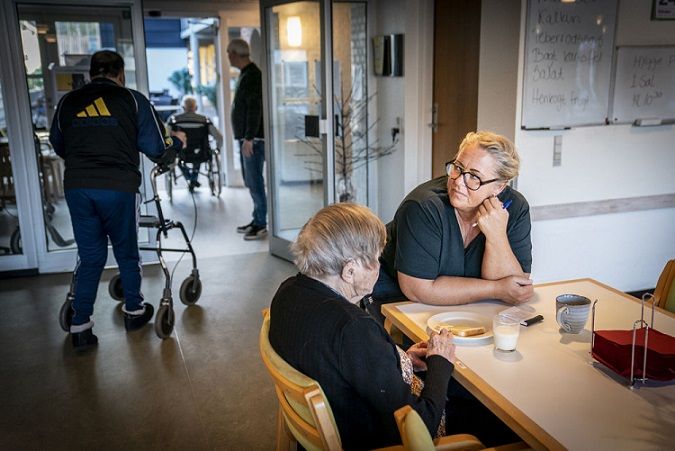 Blandt sosu'er bliver der løbet stærkt på grund af manglende hænder. Det påvirker jobtilfredsheden blandt medarbejdere over 50 år, påpeger professor bag ny analyse.