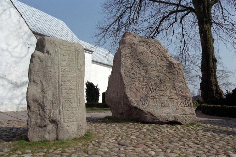 Vi plejer at sige, at danmarkshistorien eller kongerækken starter med Gorm den Gamle. Nu skal vi måske hellere sige, at den starter med Gorm og Thyra, siger seniorforsker og runolog Lisbeth Imer.