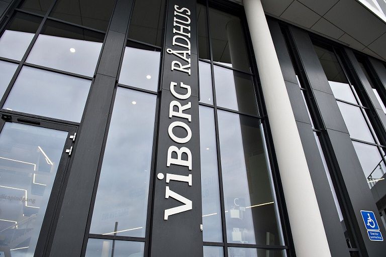 Viborg Kommune har valgt at ansætte en leder, der kort før fik en dom for vanvidskørsel.