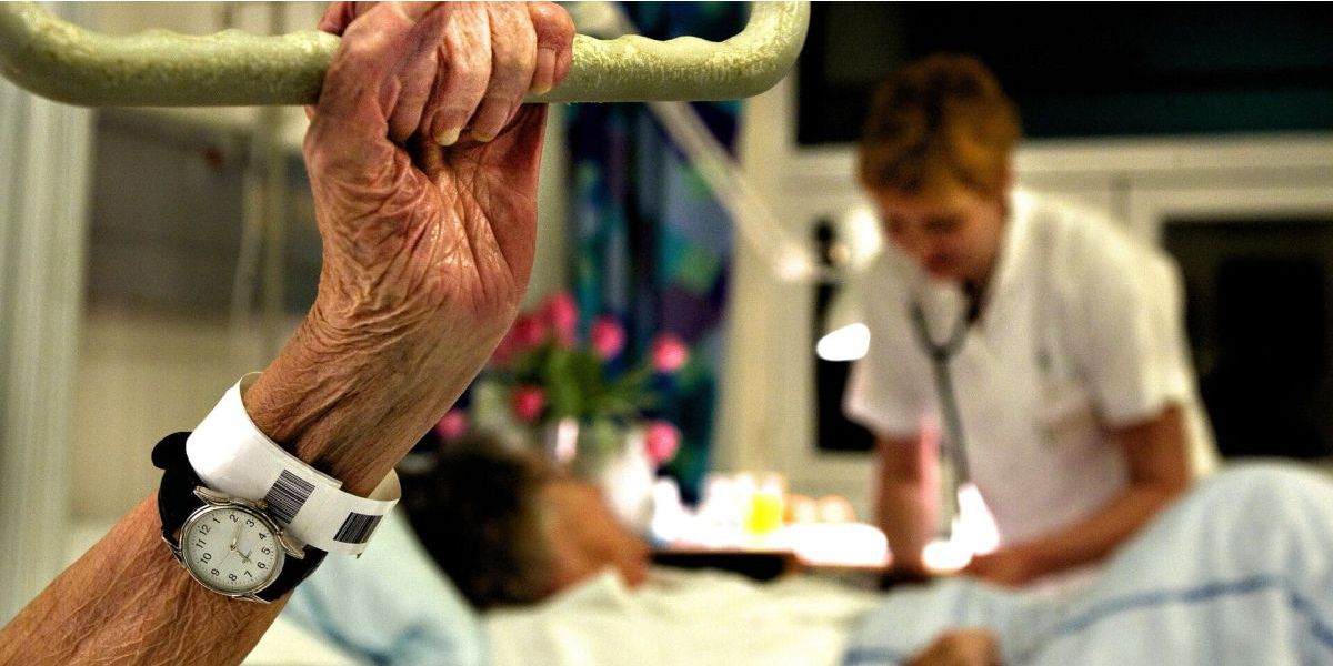 Færre ældre bliver genindlagt på hospitalet, når de kommunale sygeplejersker bliver alarmeret, hvis de ældre skranter, viser studie.