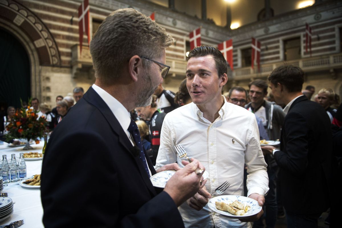 Mads Pedersen blev efter VM-triumfen i 2019 inviteret på rådhuspandekager af overborgmester Frank Jensen (tv.) Nu ønsker DCU at gøre København til værter for VM-landevejsløbet om seks år.