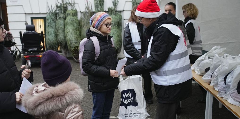 I løbet af det første døgn, efter der blev åbnet for ansøgninger, modtog Blå Kors 3.000 ansøgninger om julehjælp fra familier, som søger om hjælp til mad og gaver.