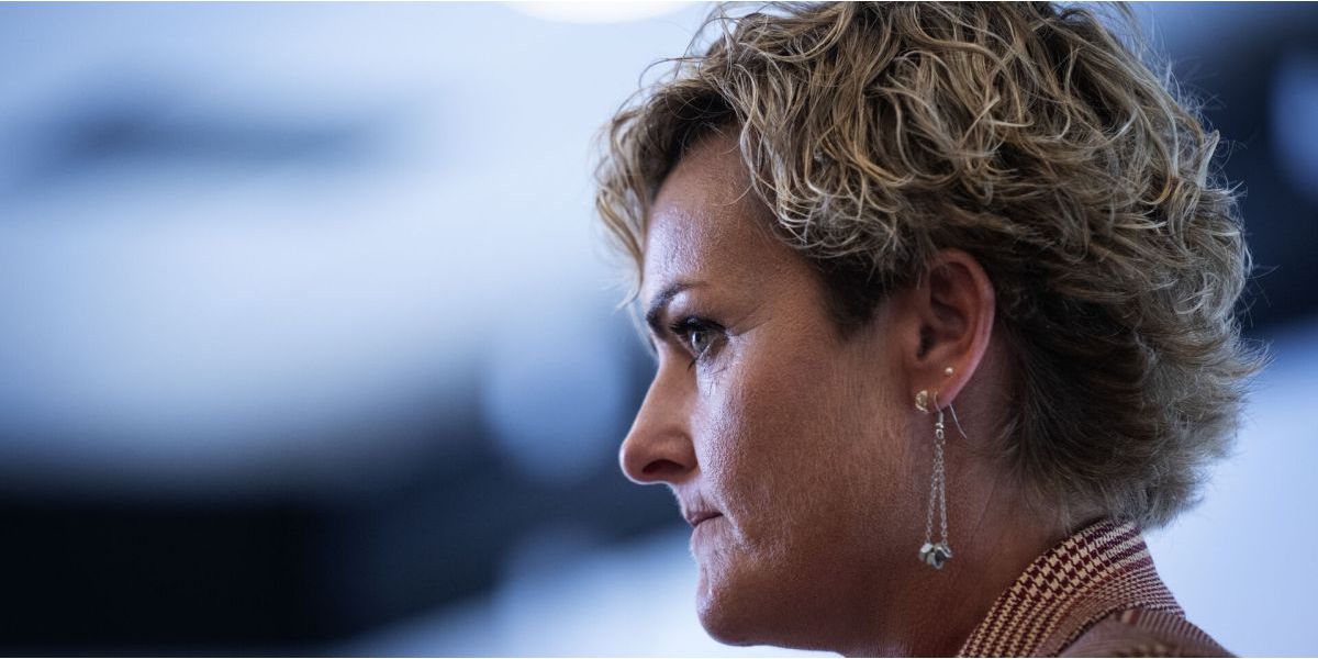 Social- og boligminister Pernille Rosenkrantz-Theil (S) siger i et interview med NB-Beskæftigelse, at regeringen ikke har droppet loven for den helhedsorienterede indsats (HOI-loven).