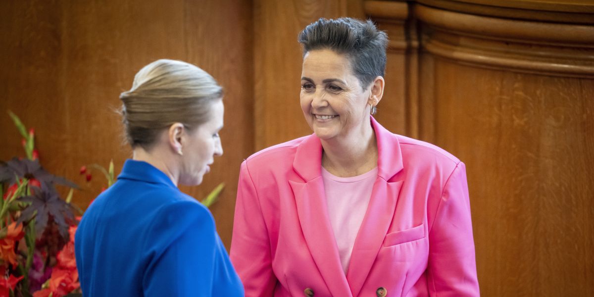 Partileder Pia Olsen Dyhr (SF) fik både grillet statsminister Mette Frederiksen (S) med massive besparelser i ældreplejen og drillet statsministeren med, at hun ikke hørte så godt til åbningsdebatten torsdag og fredag i folketingssalen.