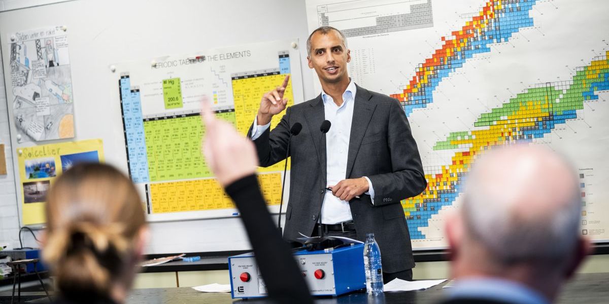 Børne- og undervisningsminister Mattias Tesfaye holder pressemøde om regeringens nye folkeskoleudspil i et fysiklokale på Mosedeskolen i Greve.