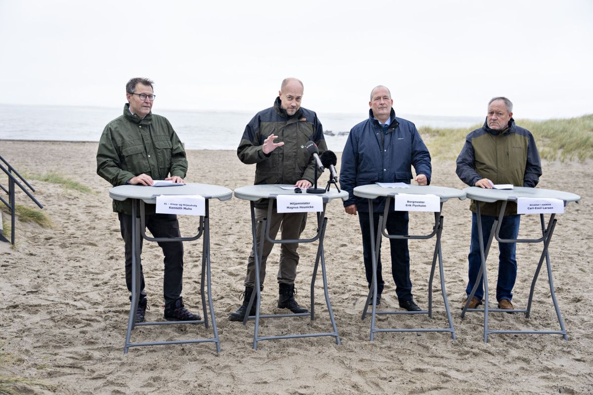 Miljøminister Magnus Heunicke (S) lancerede mandag regeringens udspil til den første nationale klimatilpasningsplan. I Thyborøn var han flankeret af næstformand Kenneth Muhs fra KL's miljø- og klimaudvalg og Lemvig-borgmester Erik Flyvholm.