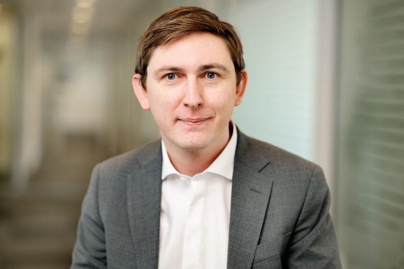 Solrød Kommunes borgmester Emil Blücher (Liberal Alliance) har stået i spidsen for en budgetaftale, hvor man beskærer flere administrative og politiske poster for at spare 27 mio. kr. i 2024.