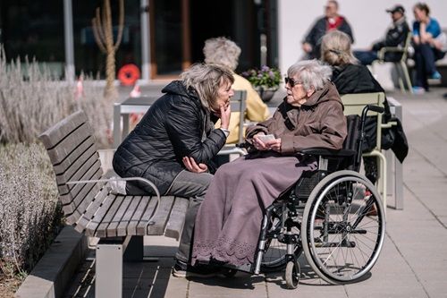 Med ny strategi på ældreområdet vil Københavns Kommune sikre, at der laves bedre forebyggelsesindsatser til udvalgte grupper. Opdeling af ældre i sunde og usunde møder dog kritik.