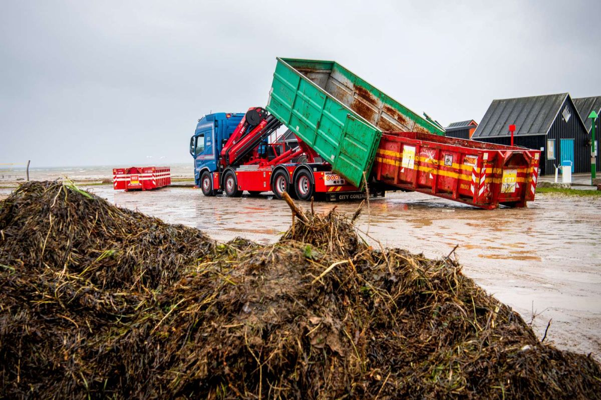 Stormflodsaffaldspladsen ligger ved Hejlsminde Lystbådehavn, og de kommende dage åbner kommunen lignende pladser ved Binderup Strand, Trappendal Strand og Grønninghoved Strand.