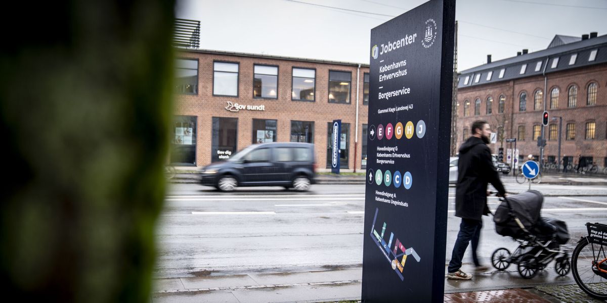 Danmarks Statistiks såkaldte ledighedsindikator for oktober spår i hvert fald, at der blev 800 fuldtidspersoner mere end i september.