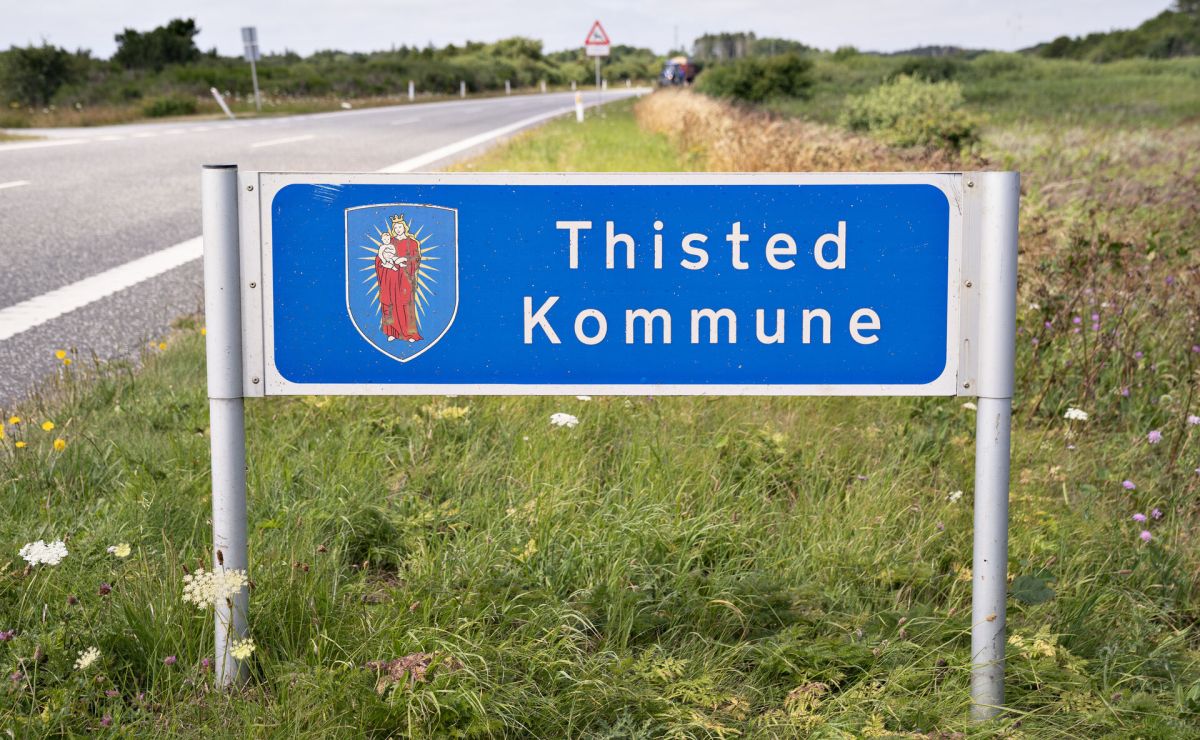 Hvis kommunalbestyrelsen i februar vedtager at skifte navn til Thy Kommune, kan der spares fire bogstaver på kommuneskiltene. Planen er at skilte og anden information skal skiftes gradvist over længere tid for at mindske omkostningerne.