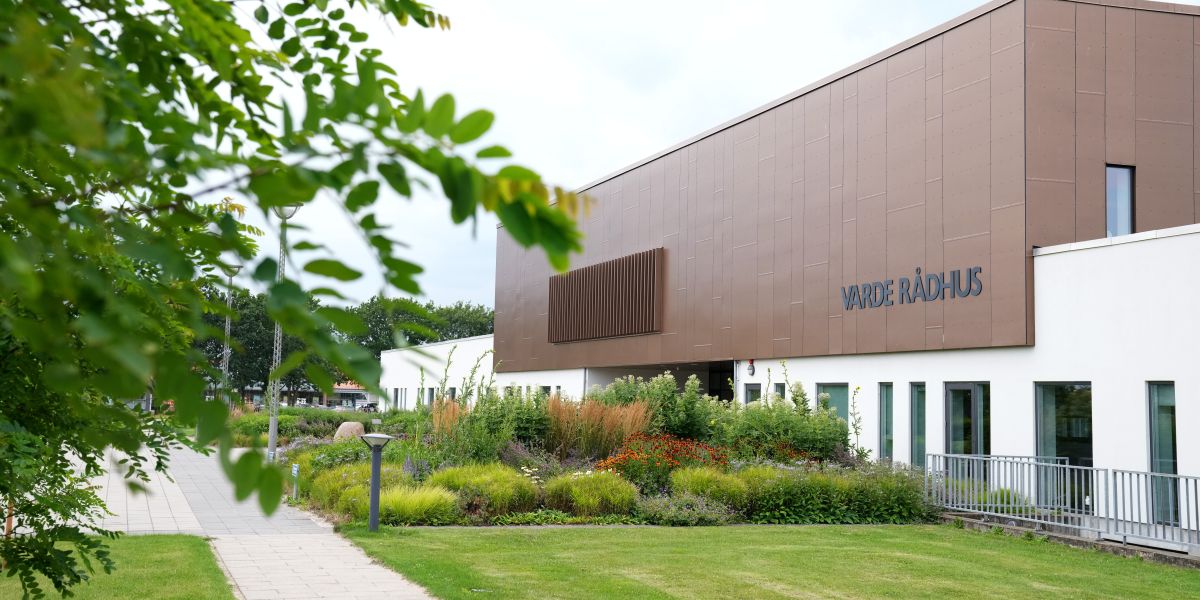 I Varde Kommune havde man i juni 2023 inviteret sosu'er til et pensionsarrangement, så ansatte kunne få mere at vide, hvilke gevinster, de kunne opnå ved pensionsalderen, hvis de kom op i tid eller blev lidt længere på arbejdsmarkedet.