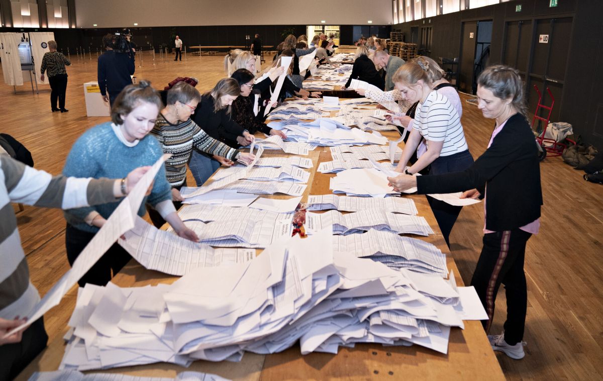 Der er to år til næste kommunalvalg. Når stemmesedlerne skal tælles sammen, vil partierne, der for øjeblikket står stærkt på nationalt plan, formentlig gøre et indhug i tilslutningen hos de tre største kommunepartier, S, V og K.