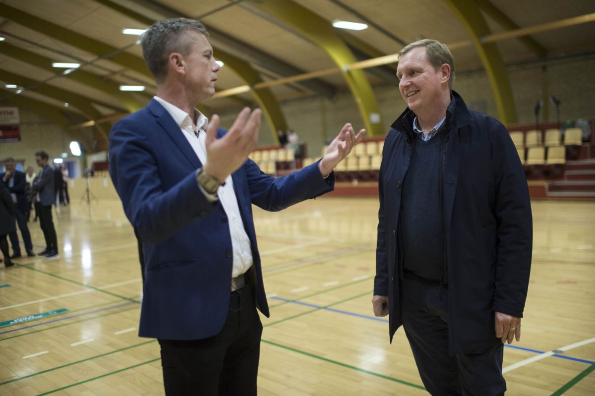 Tidligere Venstre-borgmester i Kerteminde fra 2014-17 Hans Luunbjerg (th.) er ikke længere aktiv i kommunalpolitik. Her ses han med sin efterfølger som borgmester Kasper Ejsing Olesen (S) på valgdagen i 2021.