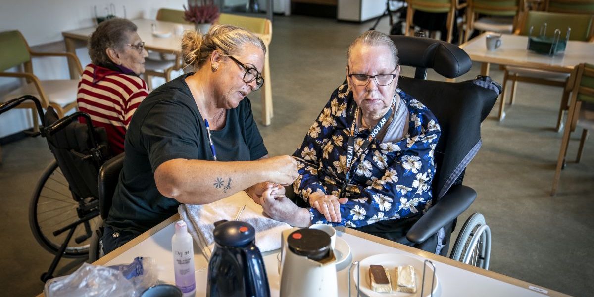 I Helsingør Kommune bekæmper man det høje sygefravær i sundhedssektoren med opkald til syge ansatte.