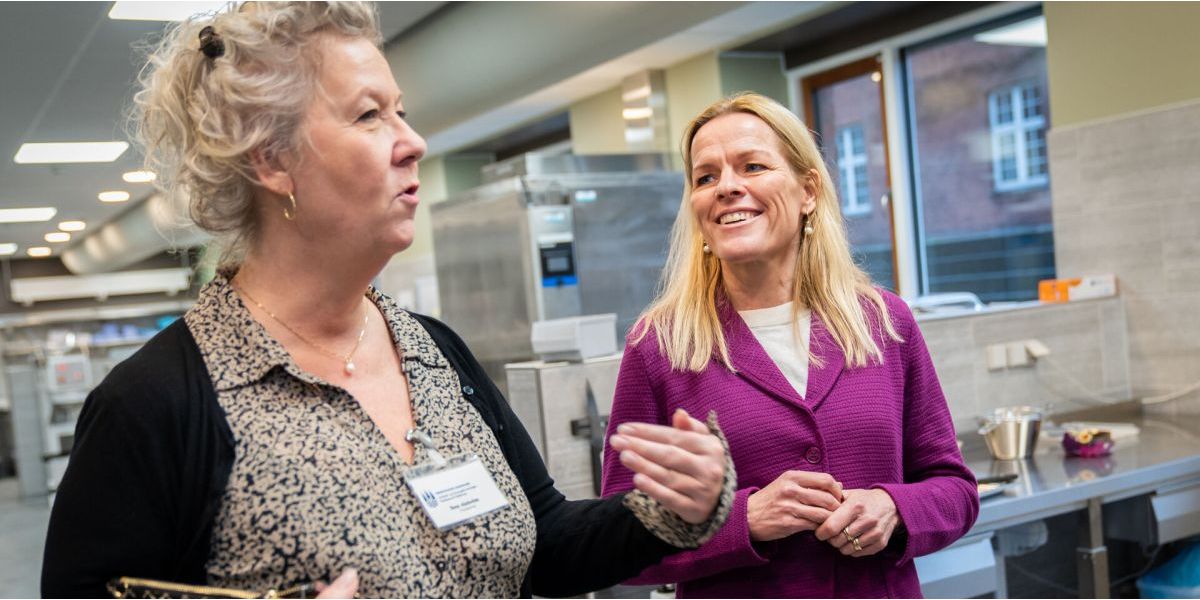 Hvis det står til ældreminister Mette Kierkgaard (M) skal plejehjemsledere med den nye ældrelov have fokus på at lede nedad på det enkelte plejehjem. Her er ældreministeren på besøg på plejehjemmet Møllehuset i København, hvor Iben Alsholm er leder. (Arkivfoto)