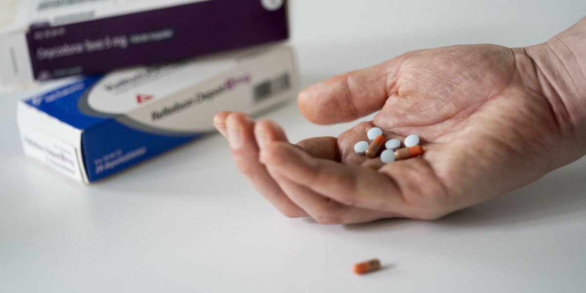 Lægerne står ofte i vejen, når det kommer til at gå fra manuelt optalt medicin til dosispakket, lyder kritikken. Dosispakket medicin kan ellers minimere antallet af fejloptællinger.
