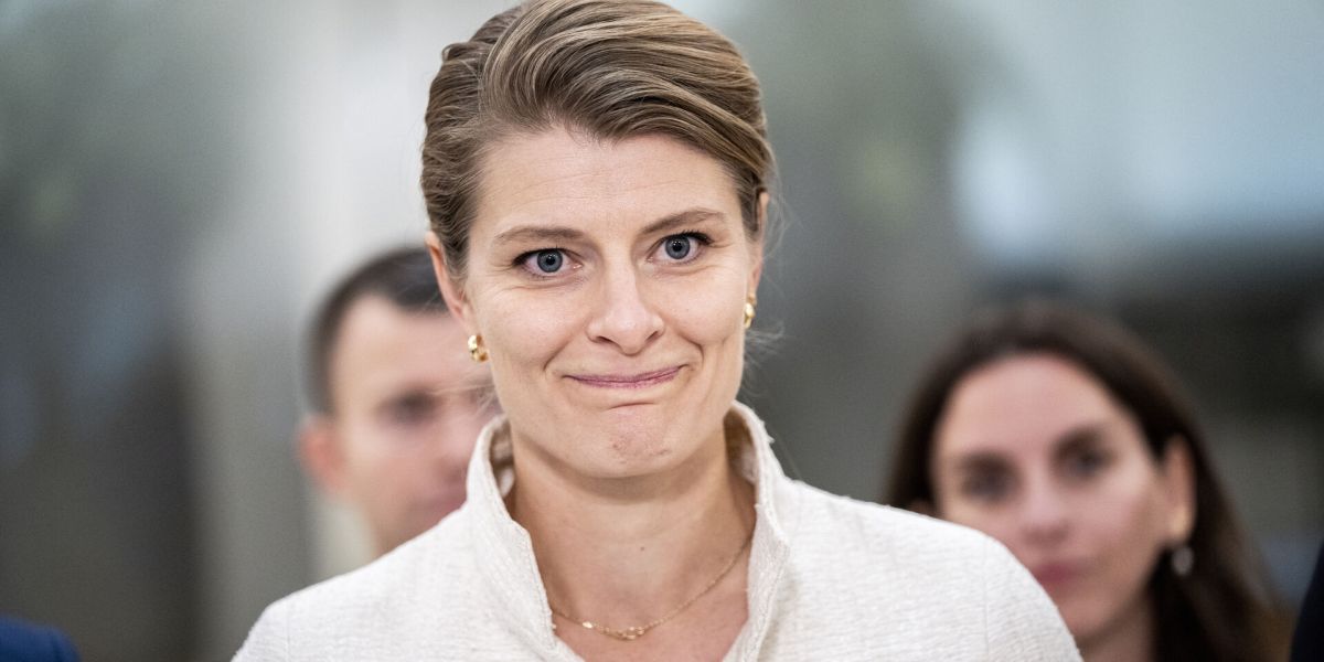Beskæftigelsesminister Ane Halsboe-Jørgensen (S) reagerer nu på slutevalueringen af a-kasseforsøget, som viser, at landets a-kasser tilsyneladende har sværere ved at hjælpe ledige i arbejde end jobcentrene.