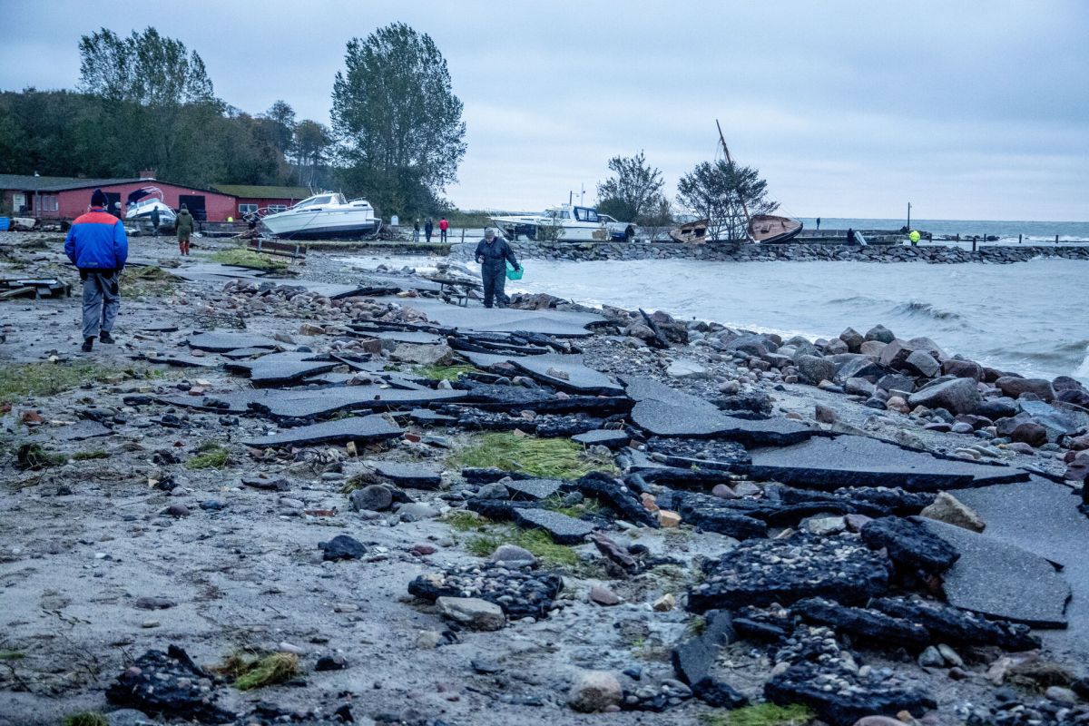 Hesnæs Havn på Falster var et af de steder, der blev hårdt ramt, da stormfloden for tre uger siden ramte de østvendte kyster i den sydlige del af landet.