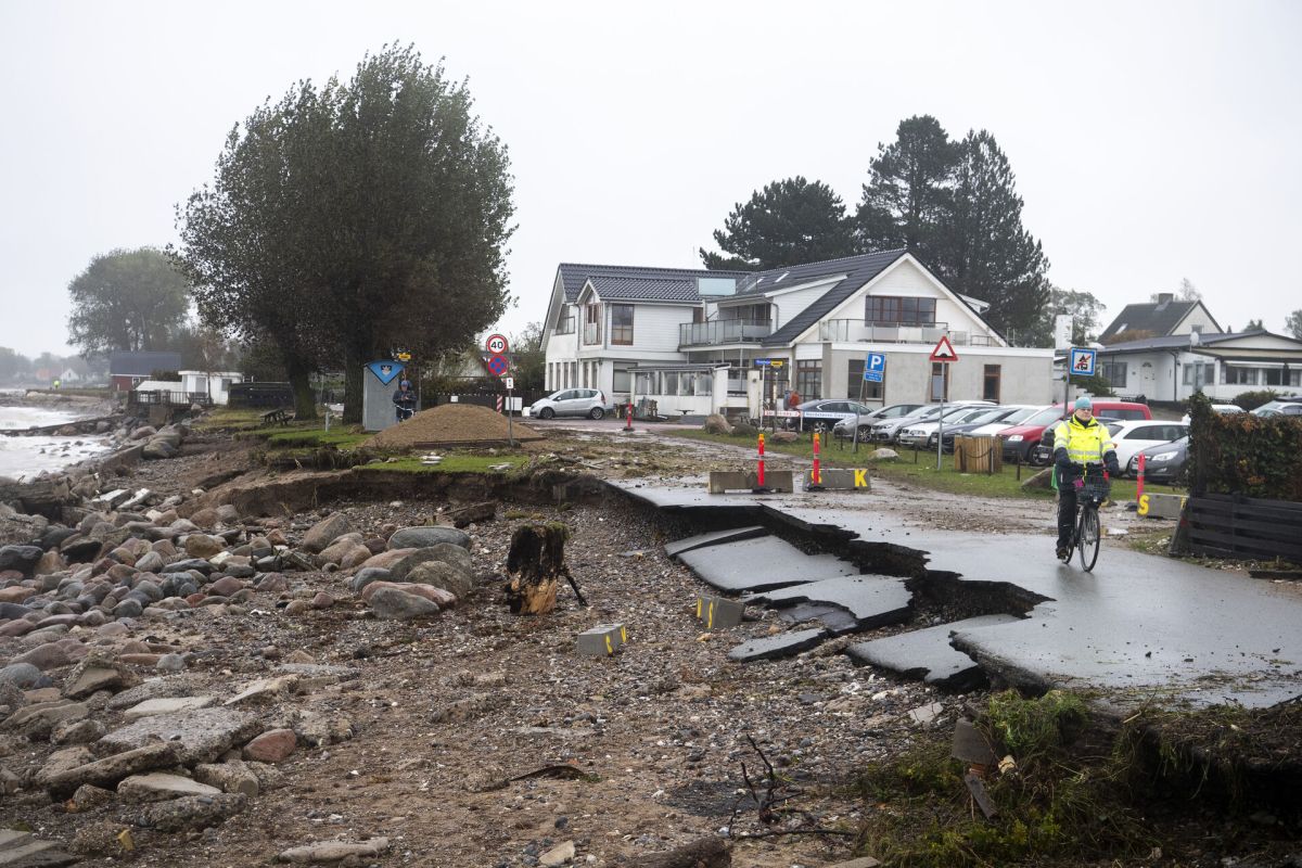 Strøby Egede i Stevns Kommune er et af de steder, hvor bølgerne og den forhøjede vandstand under stormfloden i uge 42 udrettede skader langs kysten.
