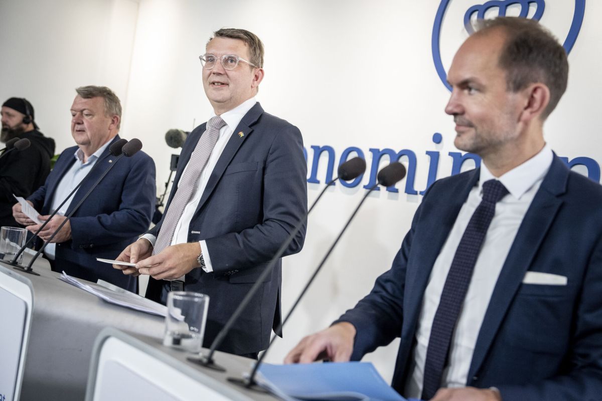 Regeringspartierne, Moderaterne, Venstre og Socialdemokratiet, præsenterede i sidste uge deres udspil en reform af personskatterne. Skatteminister Jeppe Bruus (th.) har efterfølgende forsvaret sig mod kritik af den geografiske og sociale balance i reformen.