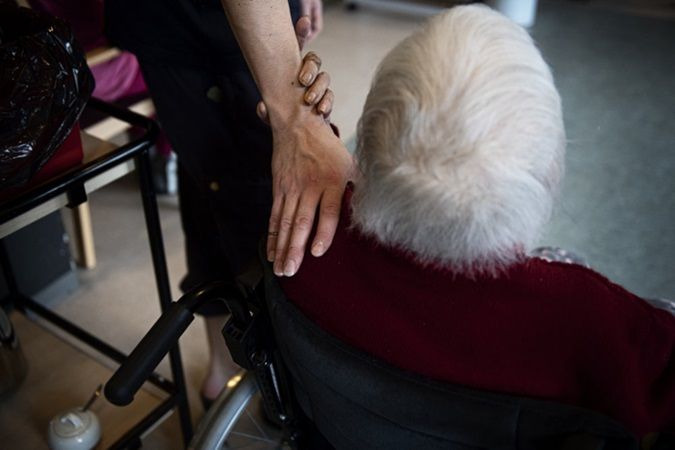Der skal være trygge rammer, når ældre bliver udskrevet fra hospitalet. Og så skal en tidlig indsats i nærmiljøet forebygge, at skrøbelige ældre bliver unødvendigt indlagt.