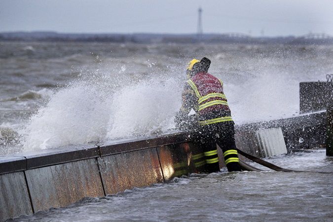 En stormflod ramte forrige weekend flere danske kyster, blandt andet ud mod Lillebælt og Østersøen. Beredskaberne var flere steder i aktion med watertubes og pumpeudstyr.