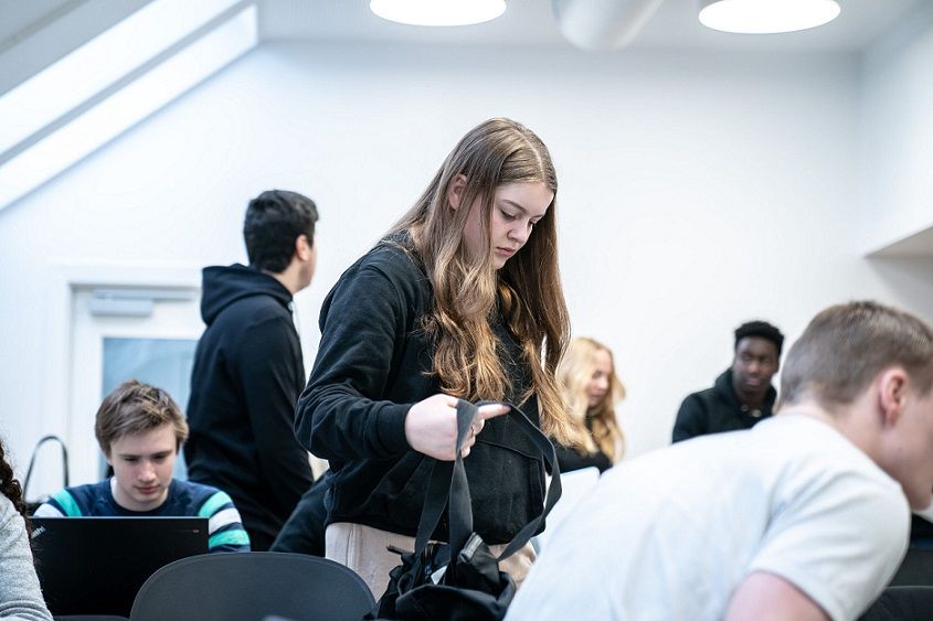 Den gennemsnitlige danske folkeskoleelev har syv procent fravær om året. Det er højt, når man sammenligner med niveauet før coronapandemien, som lå stabilt mellem fem og seks procent.
